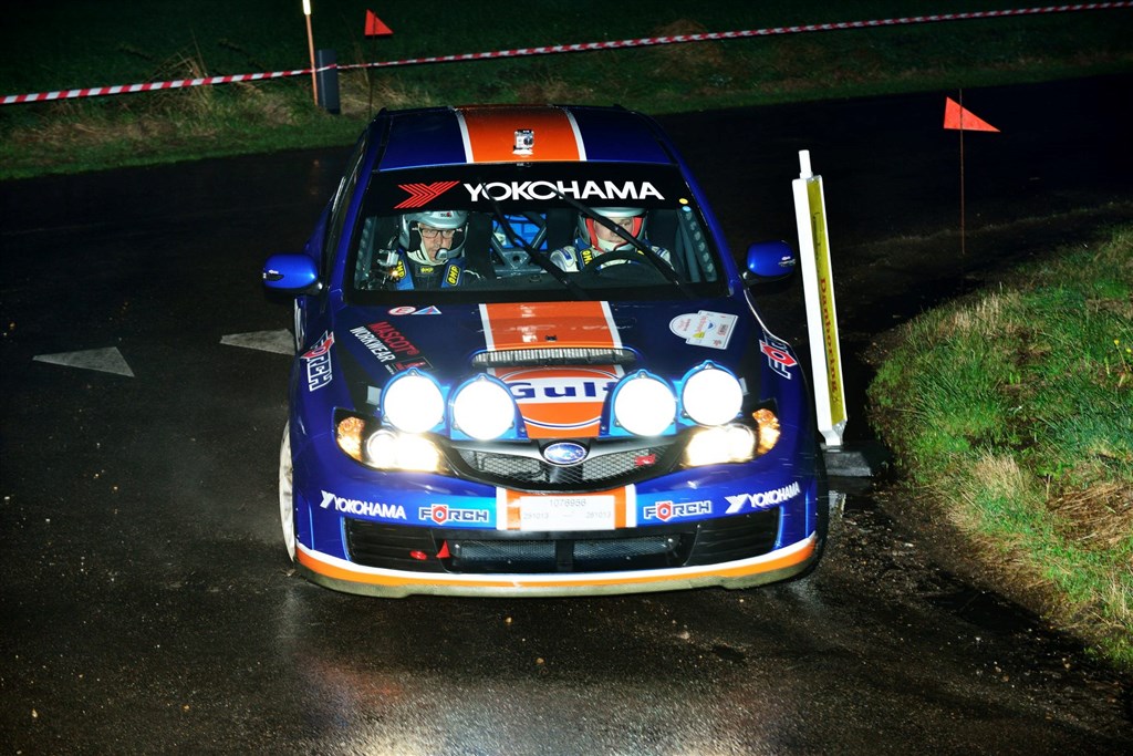 På denne hastighedsprøve i Danboring Rally var Max Christensen og Preben Jensen hurtigst af alle i deres Subaru Impreza WRX. Her runder de et skarpt sving i mørke og regnvejr.
(Foto: Michael Eisenberg, Intercom)